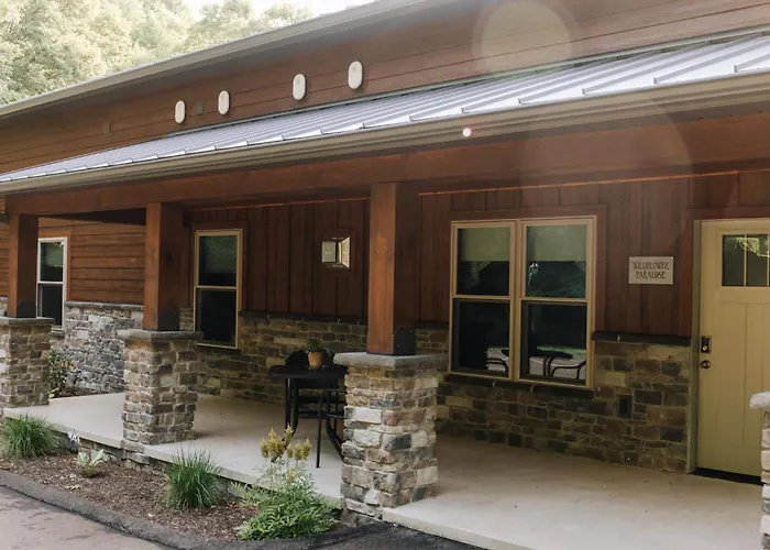 Sojourner'S Lodge & Log Cabin Suites