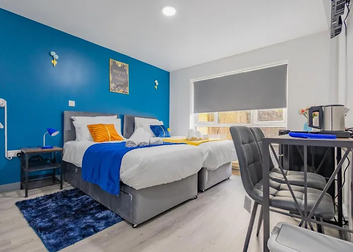 Premium Serviced Accommodation Nottingham - All Ensuite Rooms Or Whole House - Near Train Station, City Centre & Trent Bridge - Fast Free Wifi - Parking