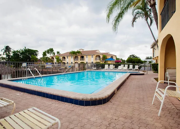 Oyo Waterfront - Fort Myers, Fl