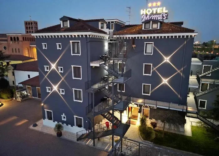 Momi'S Hotel