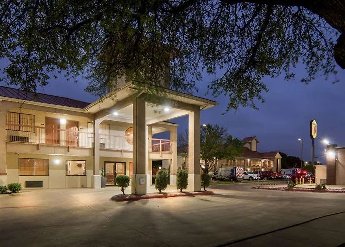 Super 8 By Wyndham Grand Prairie Southwest
