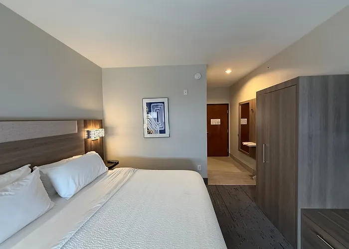 Holiday Inn Express Kenedy By Ihg