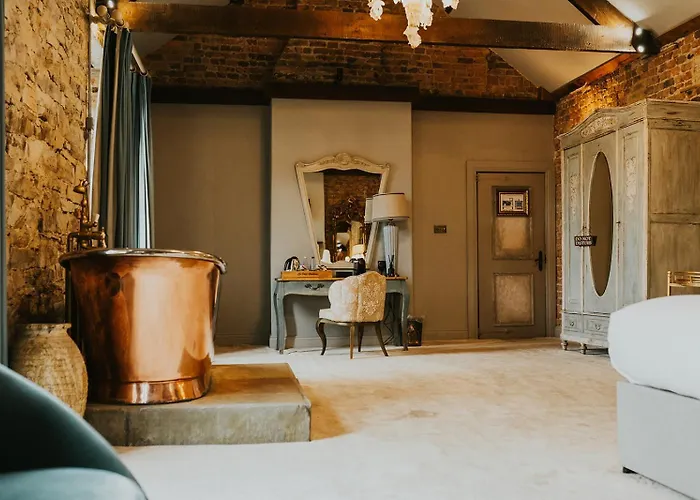 Le Petit Chateau & William De Percy