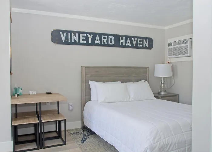 Vineyard Harbor Motel