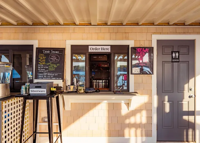 Bearskin Neck Motor Lodge