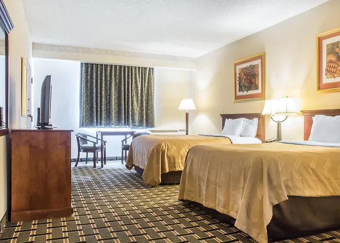 Quality Inn & Suites Palm Island Indoor Waterpark Batavia