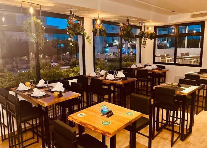 Corniche Hotel & Restaurant