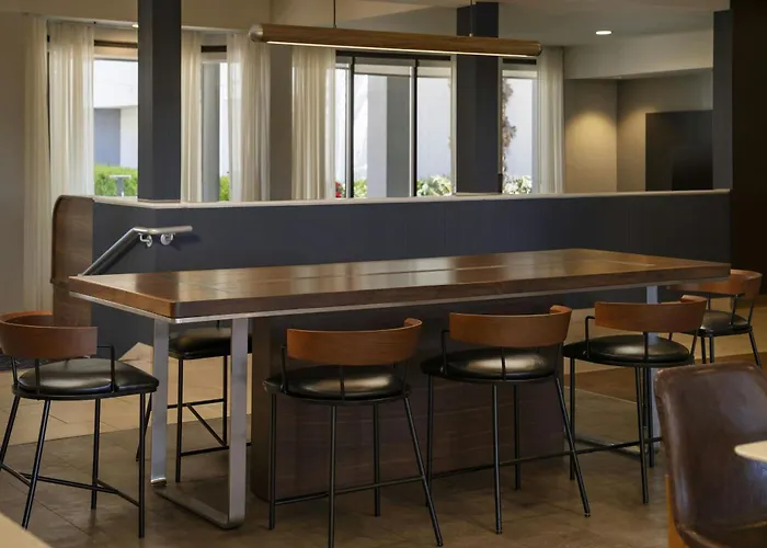 Courtyard By Marriott Fresno