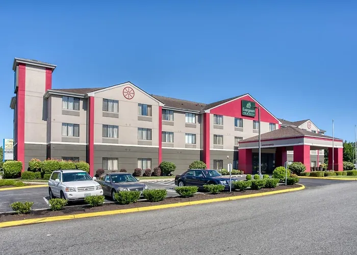 Evergreen Inn & Suites