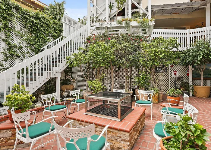Catalina Courtyard Suites