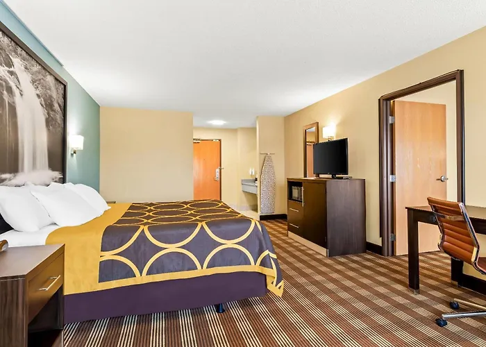 Super 8 By Wyndham Osseo Wi Hotel