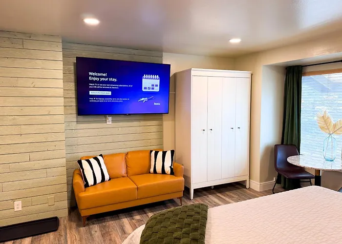 Modern Studio 65 Tv, King Bed, Hot Tub