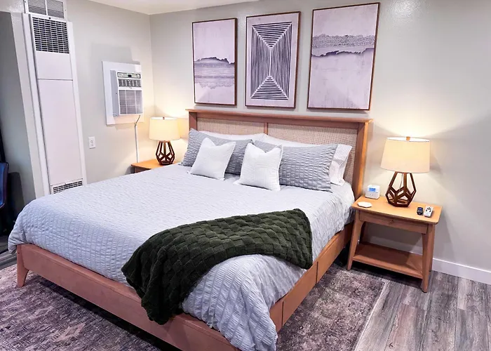 Modern Studio 65 TV, King Bed, Hot Tub