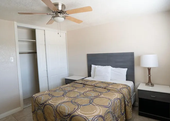 Apple Valley Hotel & Lodge