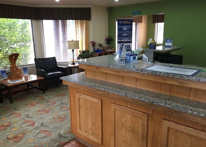 Oakridge Inn & Suites