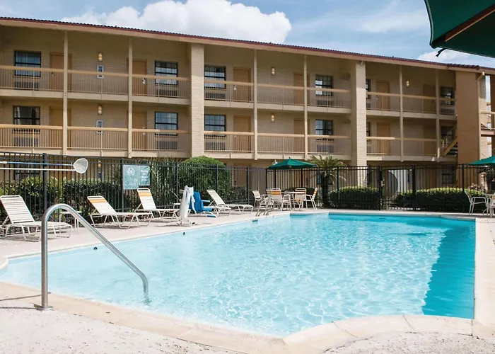 La Quinta Inn By Wyndham New Orleans Veterans / Metairie