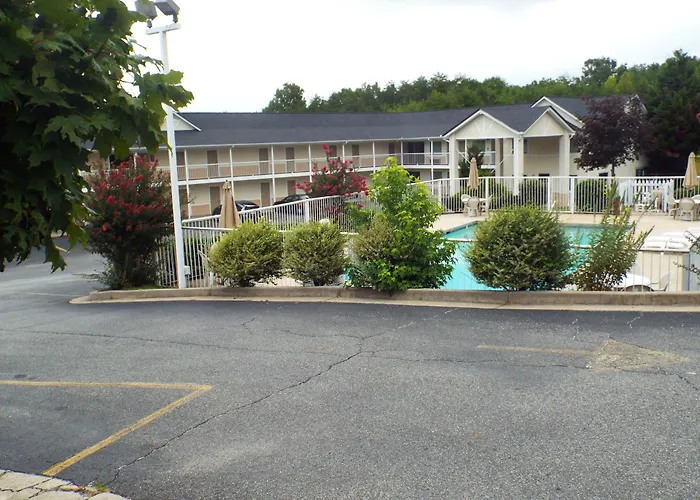 Days Inn By Wyndham Dahlonega University Area