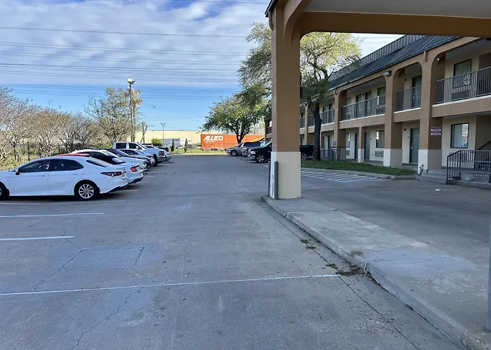 Rodeway Inn & Suites Hwy 290 Nw