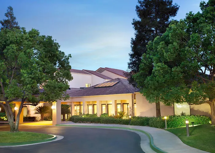 Courtyard By Marriott Bakersfield