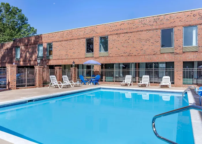 Days Inn & Suites By Wyndham Rocky Mount Golden East