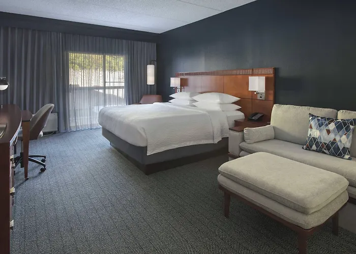 Courtyard By Marriott Norwalk