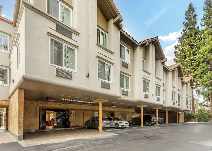 Best Western Plus Airport Plaza