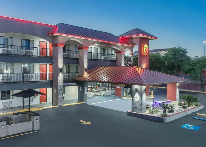Super 8 By Wyndham University/Downtown Area