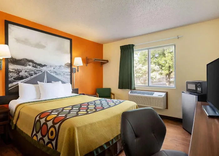 Super 8 By Wyndham Waco University Area