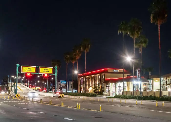 Super 8 By Wyndham /Disneyland Drive