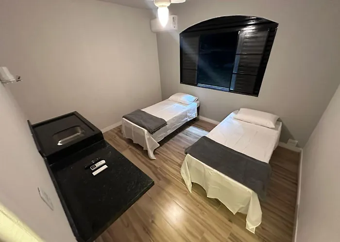 Suítes Modernas com Ar-Condicionado e Estacionamento