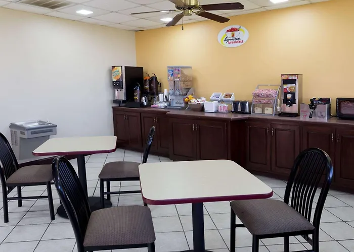 Super 8 By Wyndham Indianola