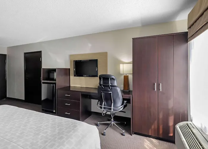 Clarion Inn & Suites Dfw North