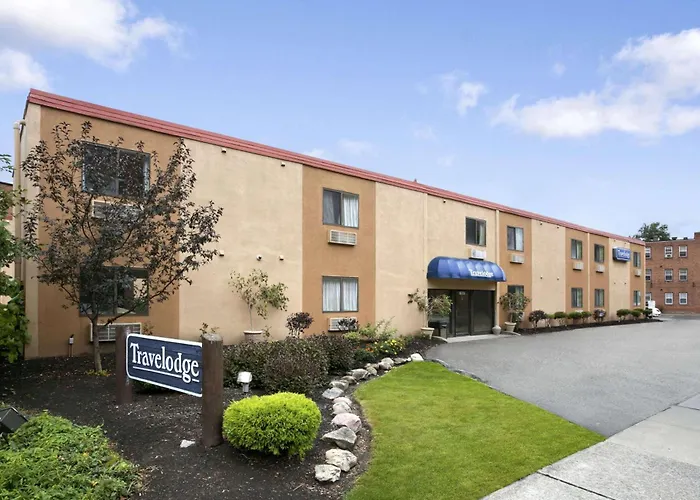 Travelodge By Wyndham Cleveland Lakewood
