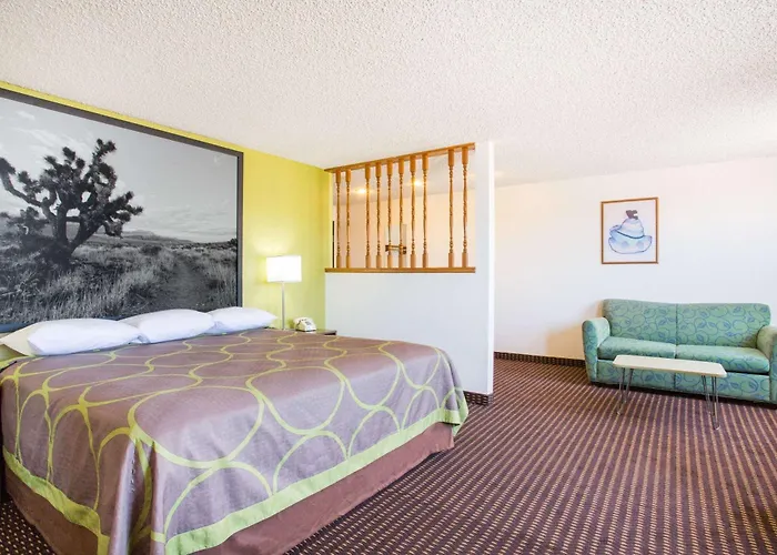 Super 8 By Wyndham Kingman