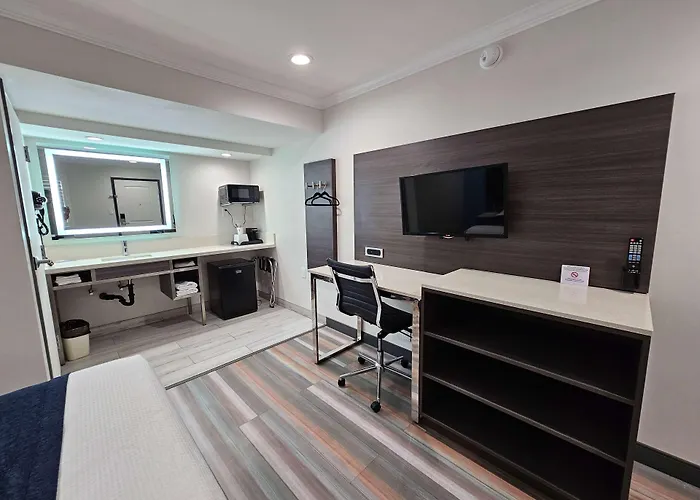 Travelodge Inn & Suites By Wyndham Fullerton