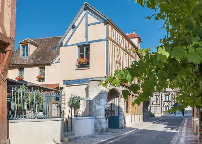 Hôtel Aux Vieux Remparts, The Originals Relais