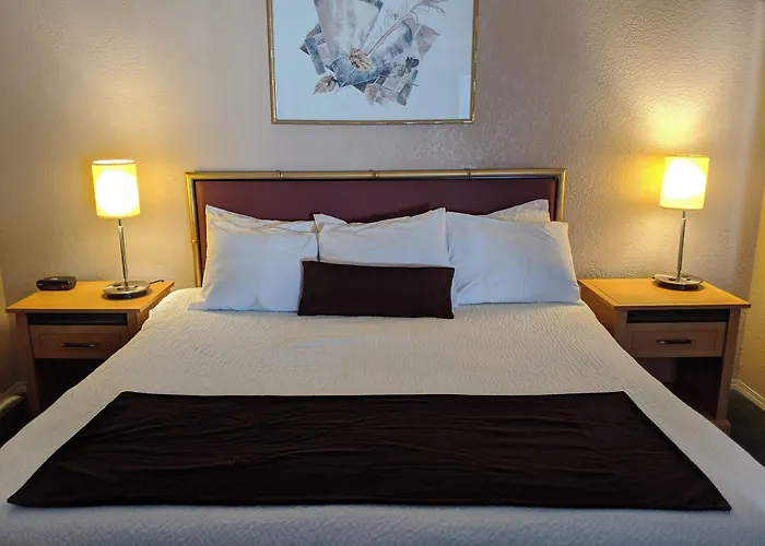 Howard Johnson By Wyndham Downtown Kamloops