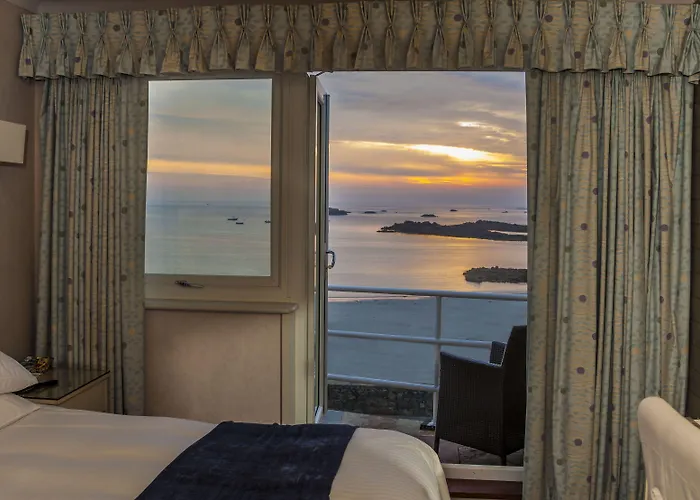 Cobo Bay Hotel Castel