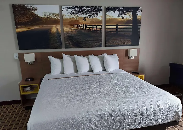 Days Inn & Suites By Wyndham Huntsville
