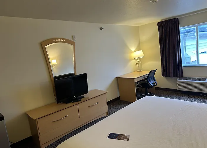 Baymont By Wyndham Lawrenceburg Hotel