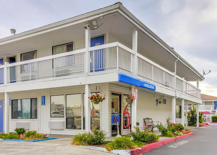 Motel 6-, Or - North