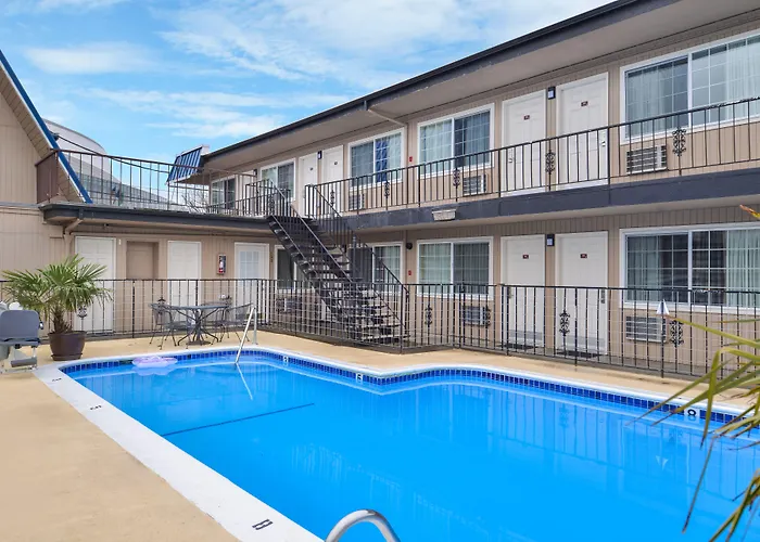 University Inn And Suites