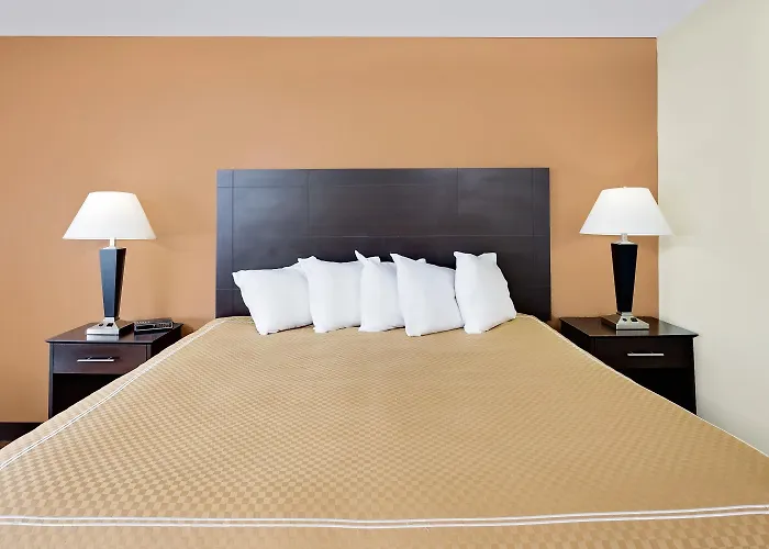 Super 8 By Wyndham Decorah Hotel