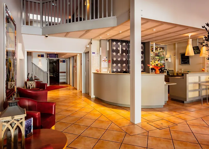 Brit Hotel Confort Nîmes Ouest - A9 sortie 25 - Pdj dès 5h30 - Parking PV - Terrasse&jardin - Pet friendly - Séminaire - Accueil groupe