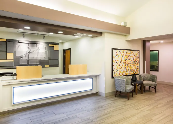 Holiday Inn Express & Suites Bellevue -Omaha Area- By Ihg