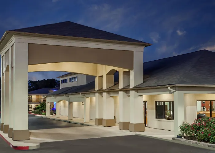 Days Inn & Suites By Wyndham Huntsville