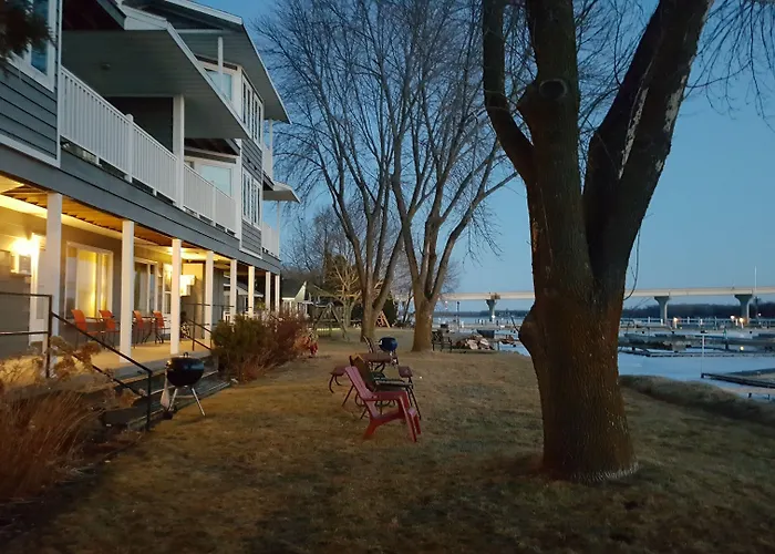 Snug Harbor Inn Sturgeon Bay