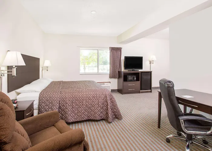 Super 8 By Wyndham Cedar Falls