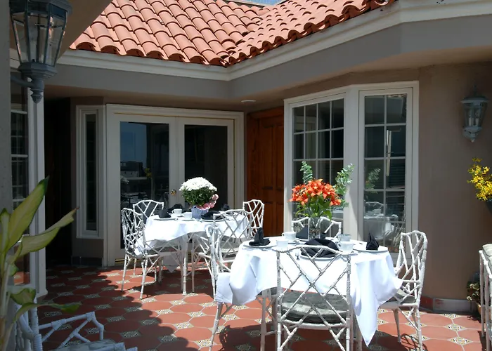 Doryman'S Oceanfront Inn