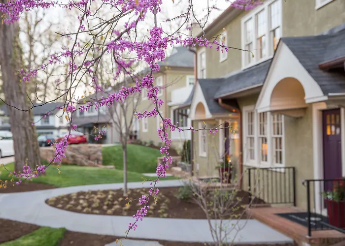 Oakhurst Inn At The University